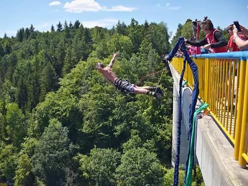 Užijte si bungee jumping, ale neskákejte z mostu bezhlavě!