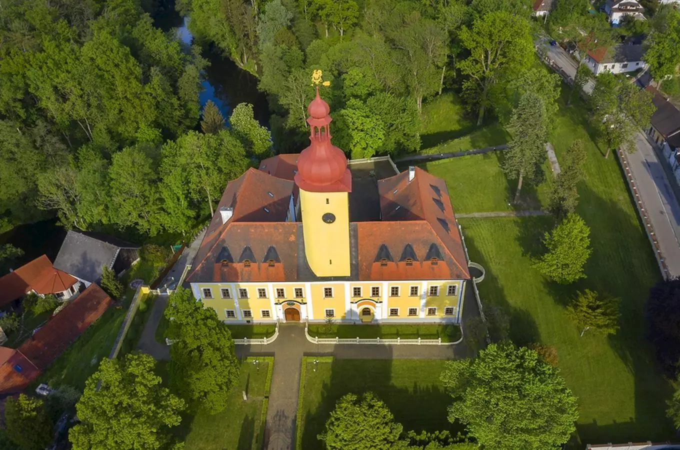 Hrad a zámek Stráž nad Nežárkou – největší expozice Emy Destinnové