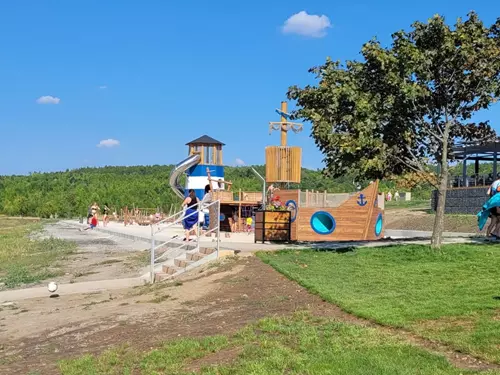Dětské hřiště u jezera Most