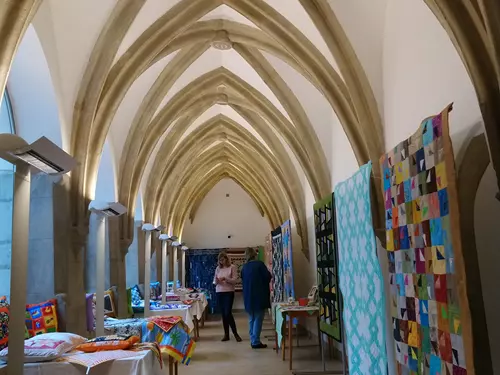Patchworková výstava v Křížové chodbě Nové radnice v Brně