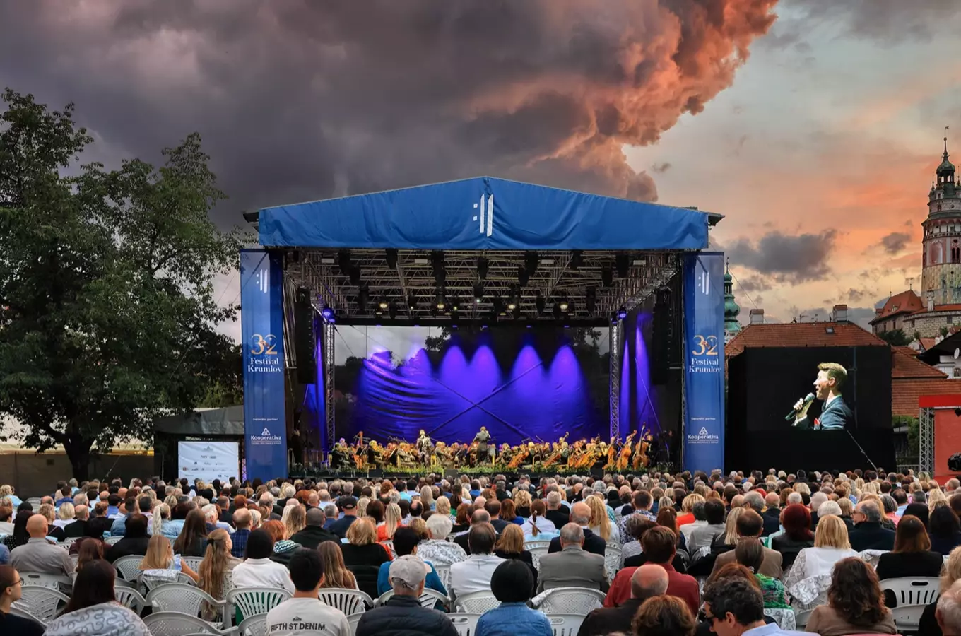 Koncert Hravá opereta, hvězdný muzikál proběhne v Pivovarské zahradě.