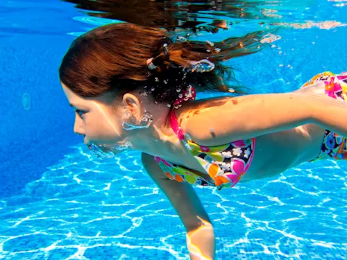 Bazény a aquaparky lákají děti na vstup zdarma nebo za korunu