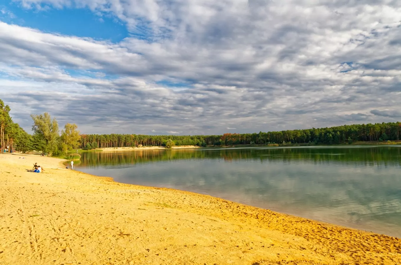 Jezero Lhota – zábava, koupaliště a skvělé pláže u jezera kousek od Prahy