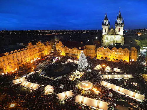 Nad Staroměstským náměstím v Praze se vznesou andělé – návštěvníky trhů čekají Andělské Vánoce