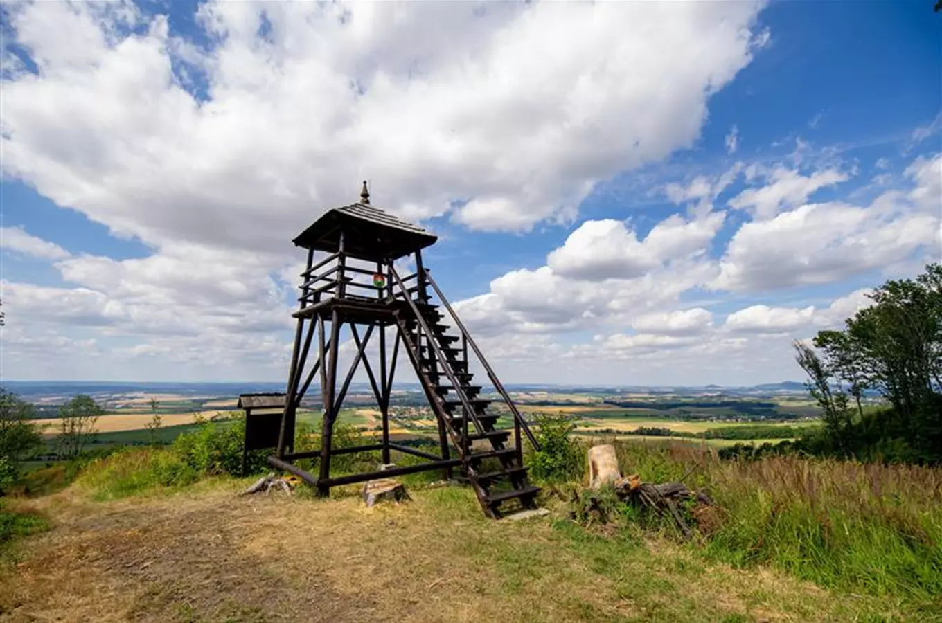 Rozhledna Kunovická hůrka a stezka Rudolfa Haši