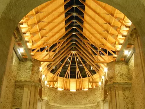 Věže spojené lávkou: novinka v kostele se skleněnou střechou v Neratově