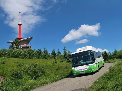 Lysá hora pohodlně: až na vrchol vás doveze autobus