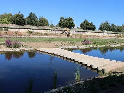 Sluneční ostrov na nábřeží v Českých Budějovicích