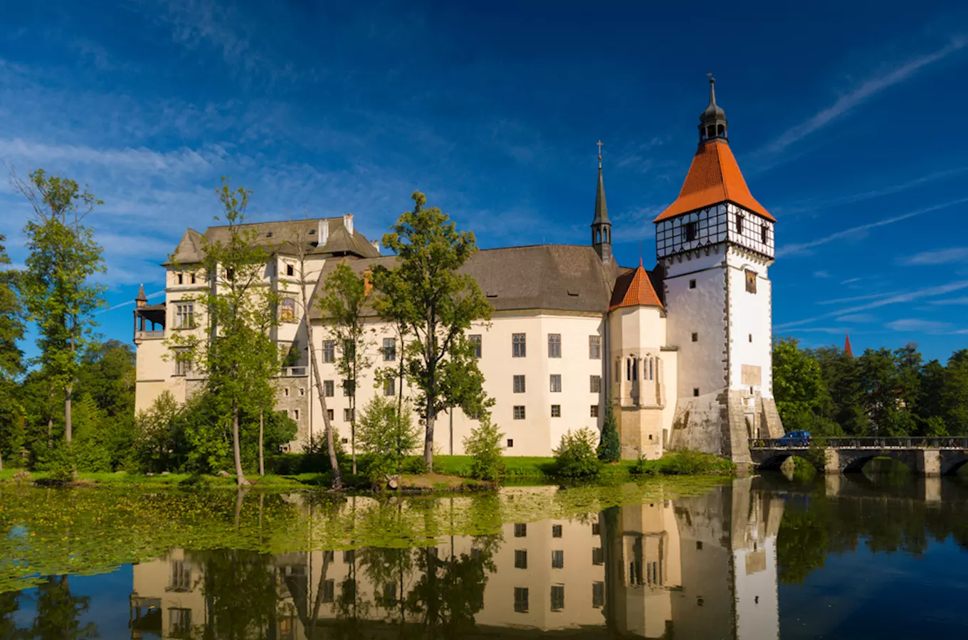 Vodní zámek Blatná – nejen za daňky a princeznami