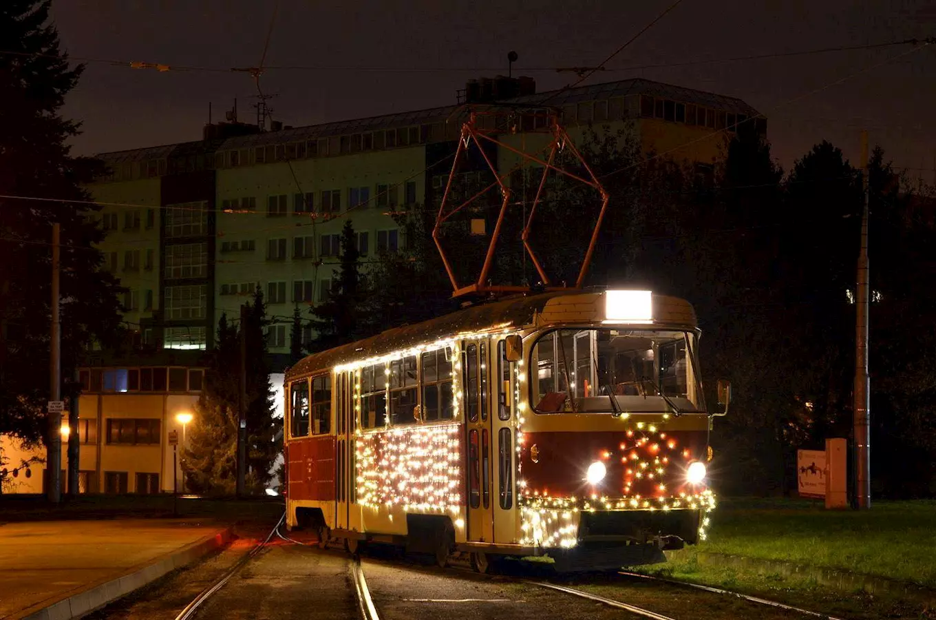 V centru Brna se svezete speciální vánoční tramvají!