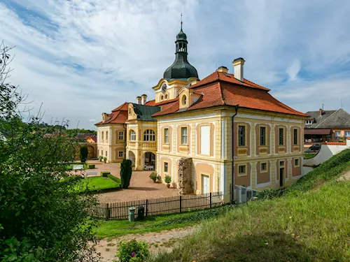Zámek Nebílovy na Plzeňsku zve na unikátní nástěnné malby, kulturu i vinobraní