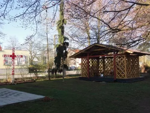 Skleněný kříž v Chrástu u Plzně