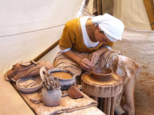 Bucláky, sádelníky, talíře, vázy i ozdoby: 15 tipů, kam za českou a moravskou keramikou