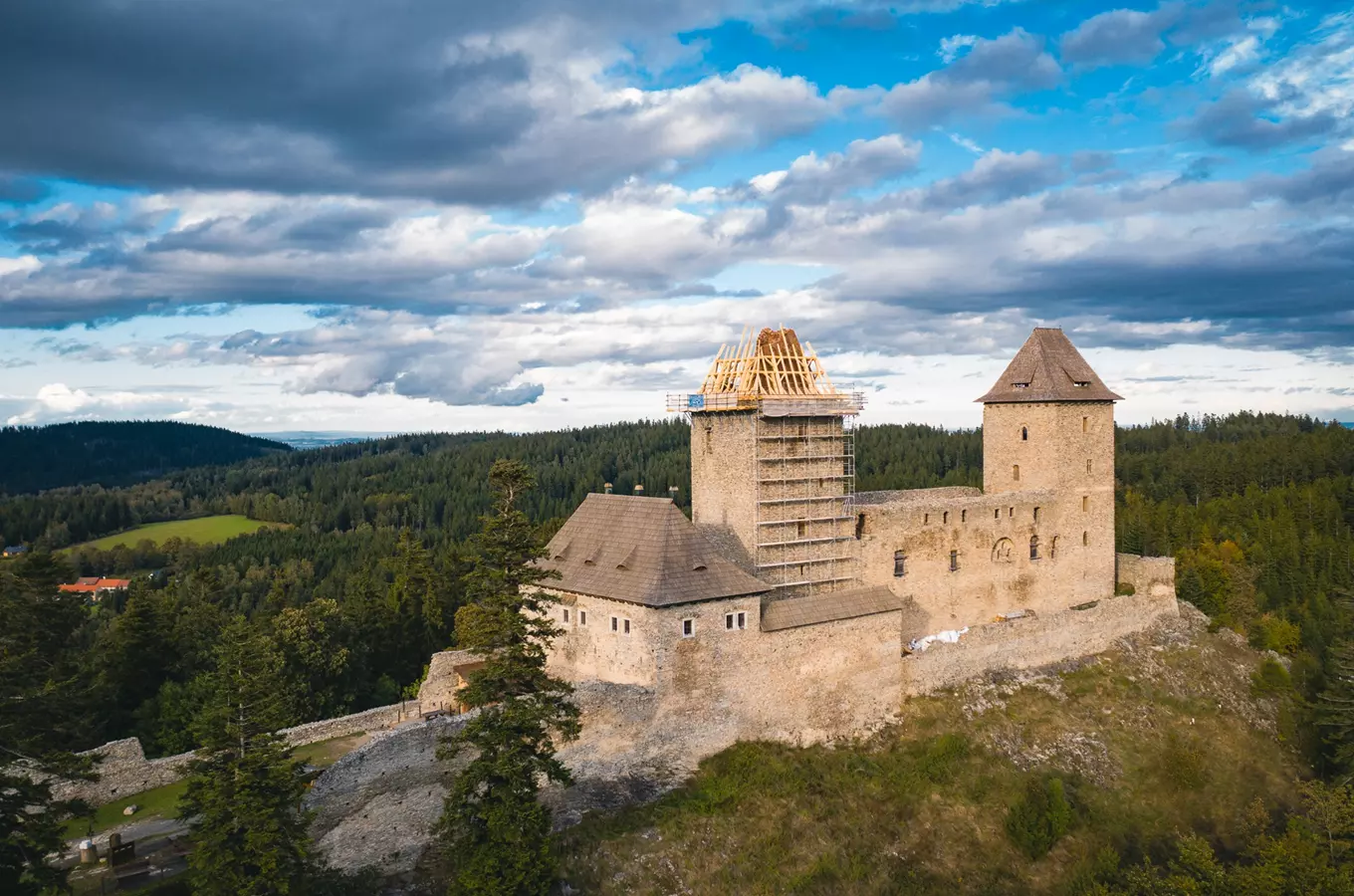 Gotický strážce Šumavy potřebuje vyměnit helmici: střecha hradu Kašperk prochází rekonstrukcí