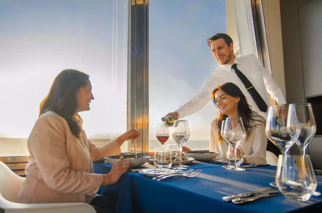 Restaurace Oblaca v Žižkovské věži – gastronomický zážitek 66 metrů nad zemí