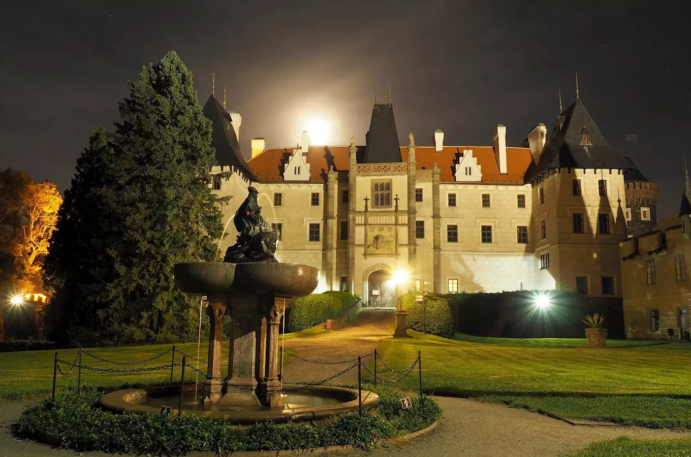 Noční prohlídky zámku Žleby 