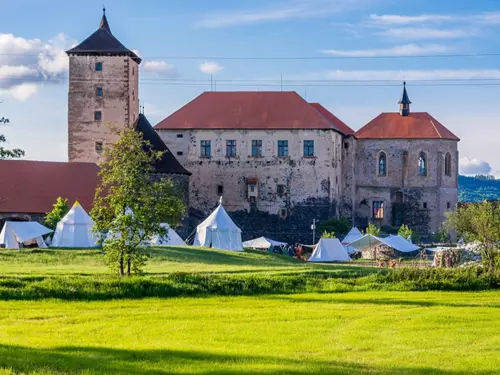 Pouťový jarmark na nádvoří hradu Švihov