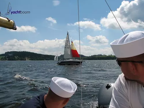 Jachting na Lipně – pronájem kajutových plachetnic na lipenském jezeře