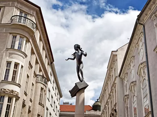 Socha nahý Mozart v Brně