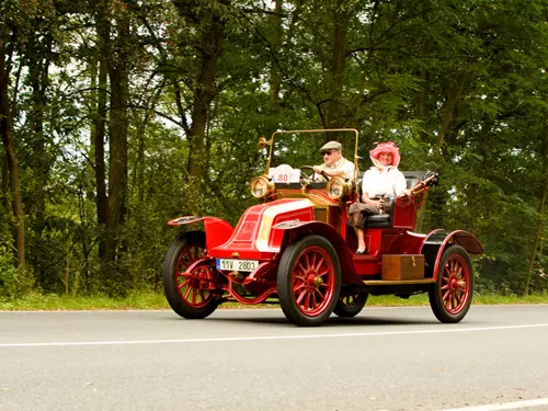 Slavná jízda do vrchu ze Zbraslavi na Jíloviště připomíná automobilovou historii i úspěchy závodníků
