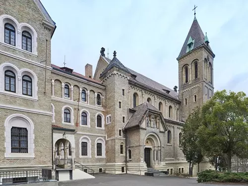Perla Beuronské architektury na Hřebenkách a vyhlídka Sacre-Coeur