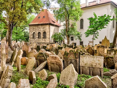 Starý židovský hřbitov v Praze, Kudy z nudy