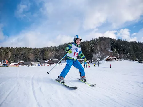 Ski areál Razula láká o víkendu na dětský lyžařský závod