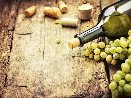93,25 bodu ze stobodové hodnoticí škály obdržela shodne vína od kanadského výrobce Peller Estates Winery – Peller Estates Oak Aged IceWine