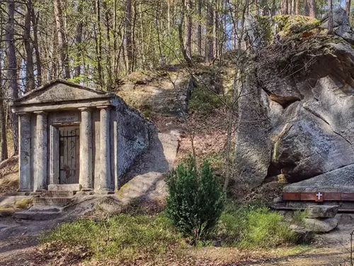 Skalní kaple u Kunratic na Českolipsku