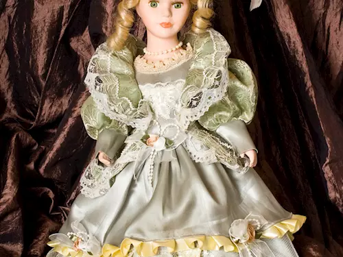 Modely historických šatů na panenkách po deseti letech ve Vizovicích