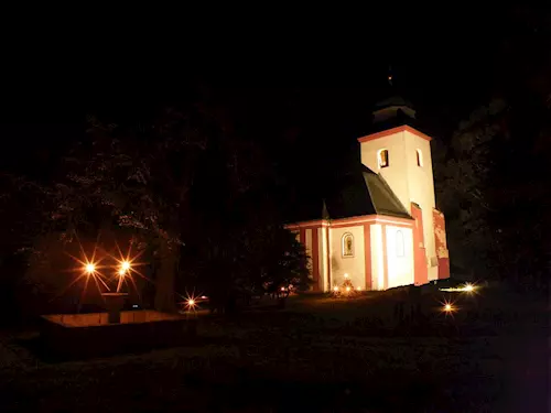 Osvetlený kostel sv. Víta