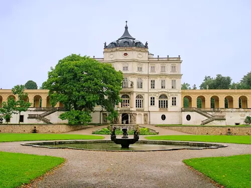 Na zámku Ploskovice se natáčí seriál První republika
