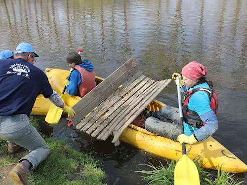 Dobrovolníci se opět pustí do úklidu řeky Sázavy