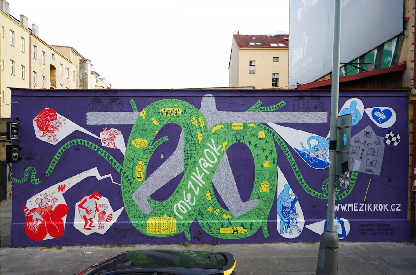 Mural Mezikrok v holešovickém Vnitroblocku