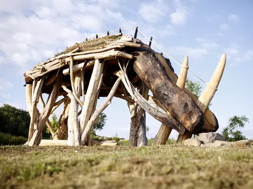 V pražských Lysolajích najdete největší skulpturu nosorožce na světě