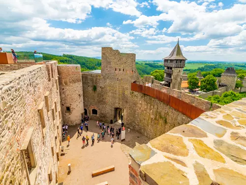 Nejkrásnější proměny: hradní paláce, hotely, zámky, zahrady i továrny