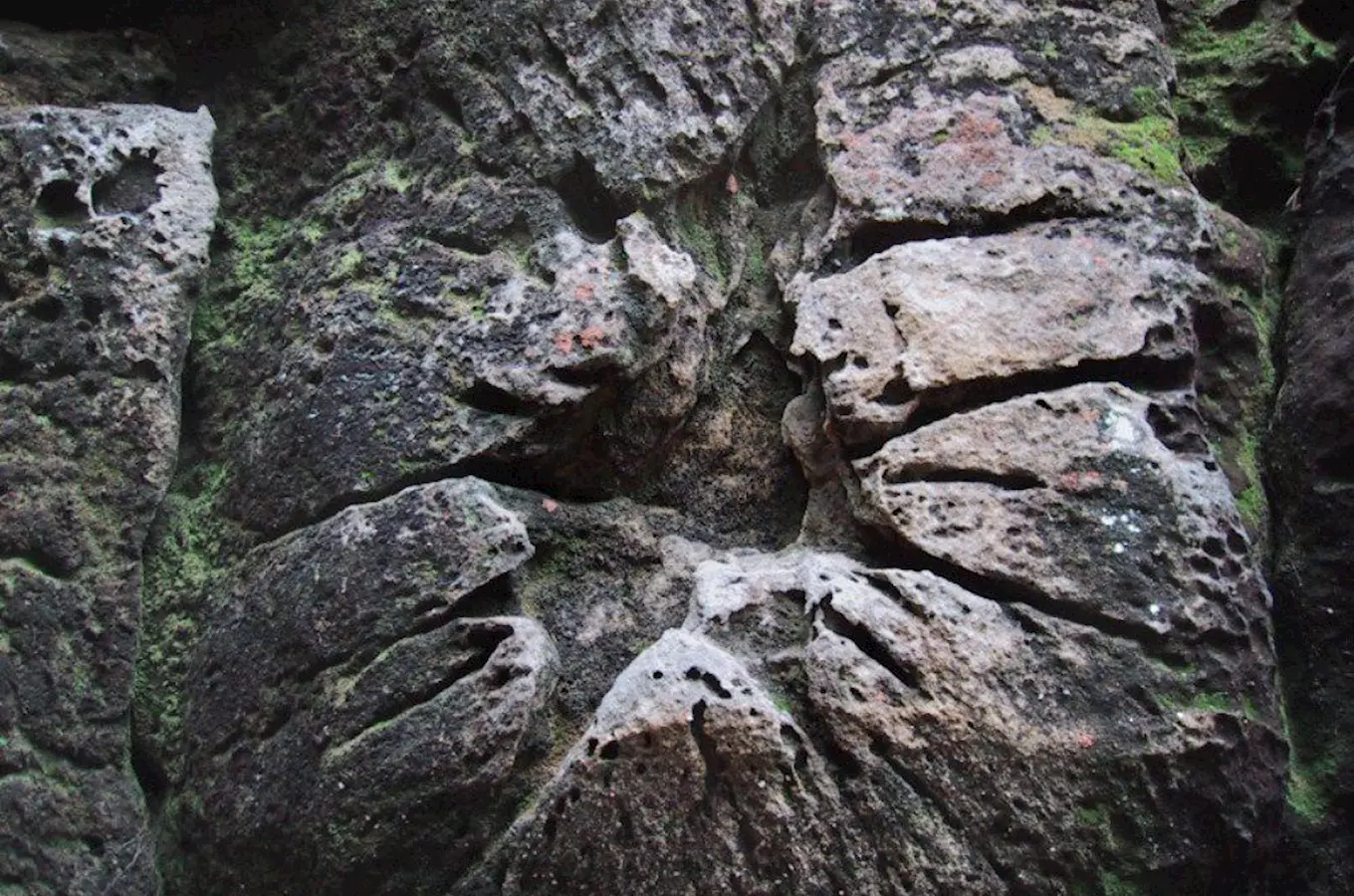 Ohnivec v Českém Švýcarsku - jediný skalní útvar svého druhu na světě