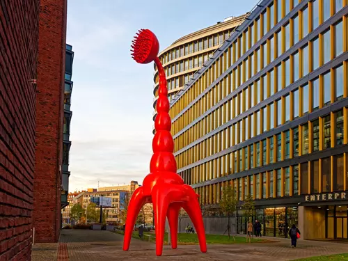 Socha červené žirafy Jaroslava Róny na Pankráci