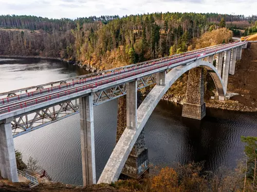 Orlík překlenul unikátní Schwarzenberský most – převeze vás přes něj vlak