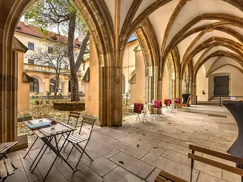 Církevní řády: minorité, řád s 800 let dlouhou historií