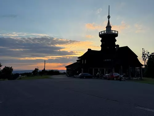 Jiráskova turistická chata s rozhlednou – rozhled po Kladském pomezí