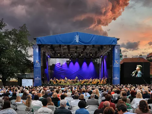 Koncert Hravá opereta, hvězdný muzikál proběhne v Pivovarské zahradě.