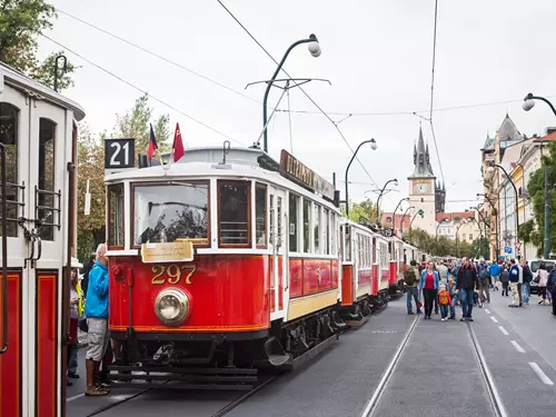 Průvod historických i současných tramvají v Praze