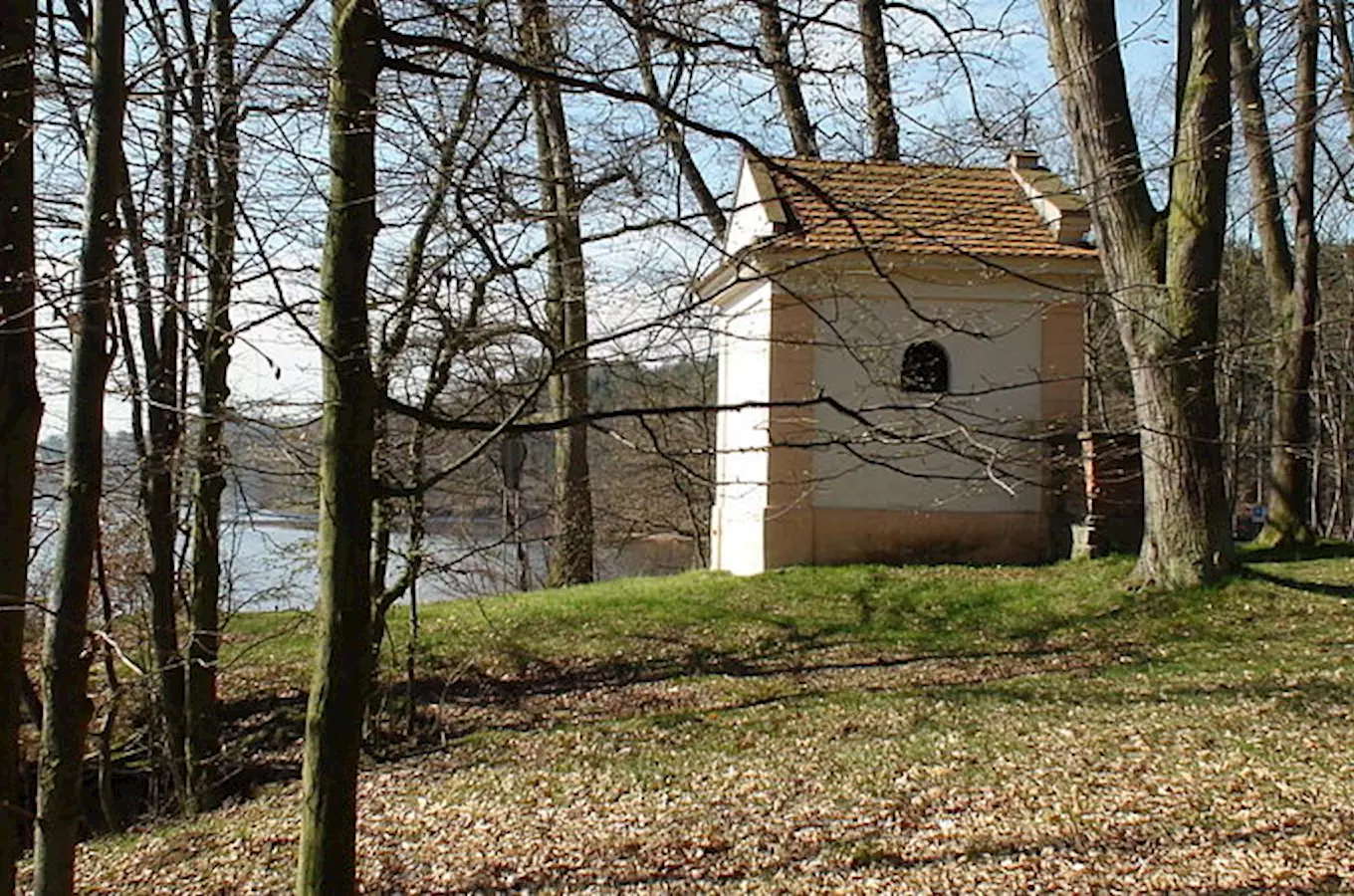  Kaple Nanebevzetí Panny Marie Na Rovínku nad přehradou Slapy