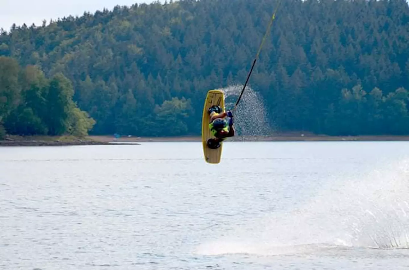 Wakeboarding a vodní lyžování na přehradě Seč 
