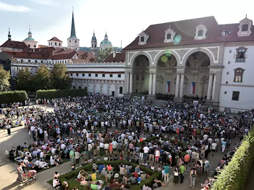 Koncert ve Valdštejnské zahradě připomene sametovou revoluci