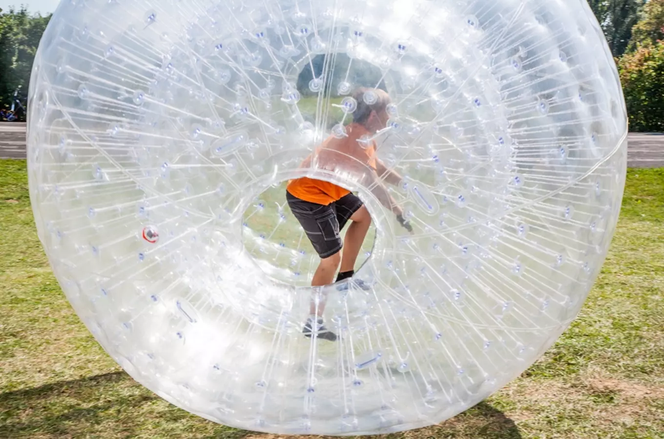 Adrenalin v zorbu: tipy, kde si užít zorbing