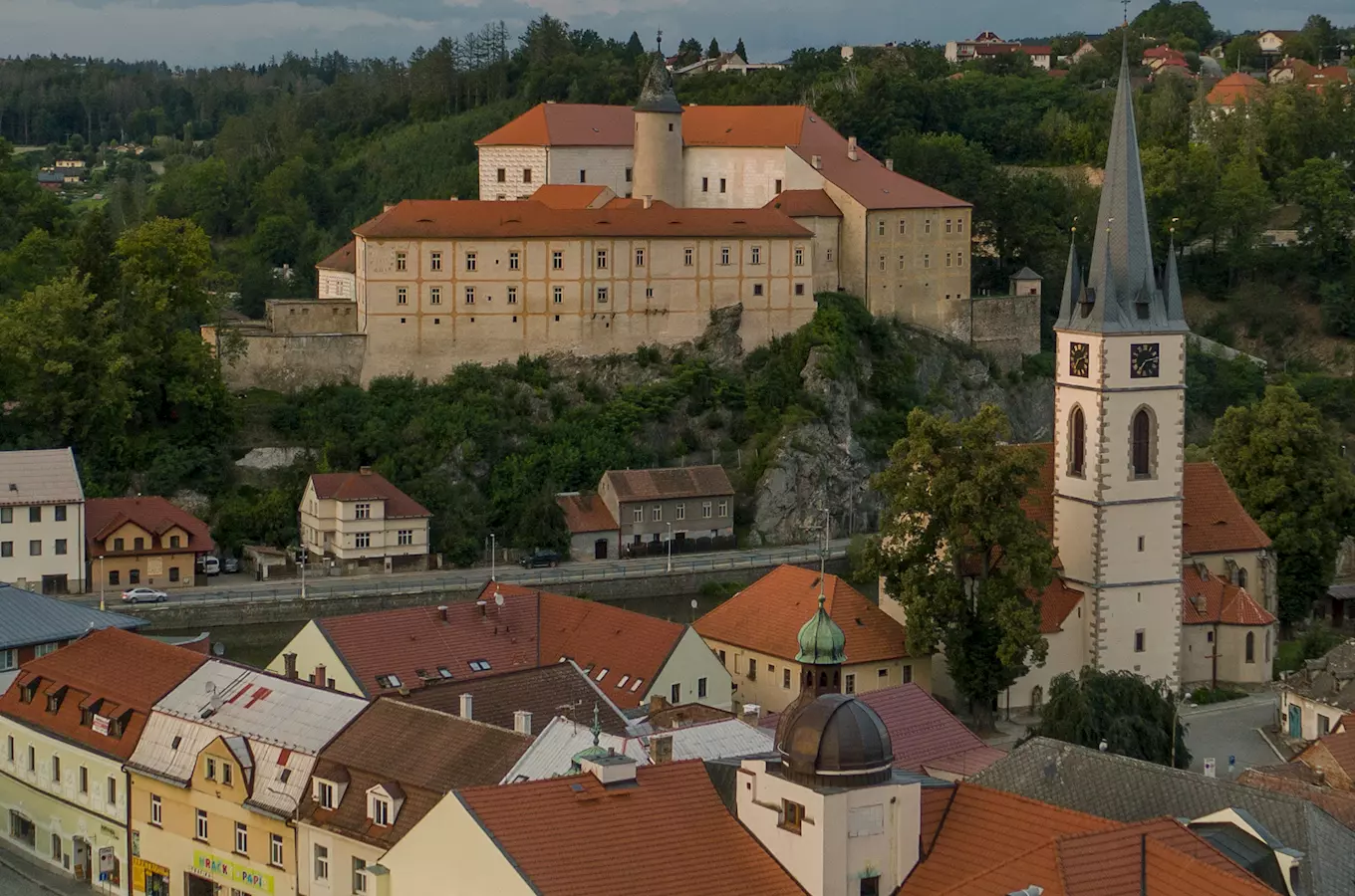 Pohled na město Ledeč nad Sázavou s kostelem a hradem na skále