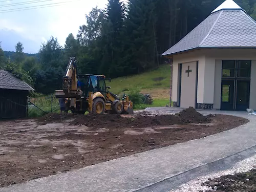 Slavnostní otevrení kostelíku a památníku se uskutecní v 10 hodin