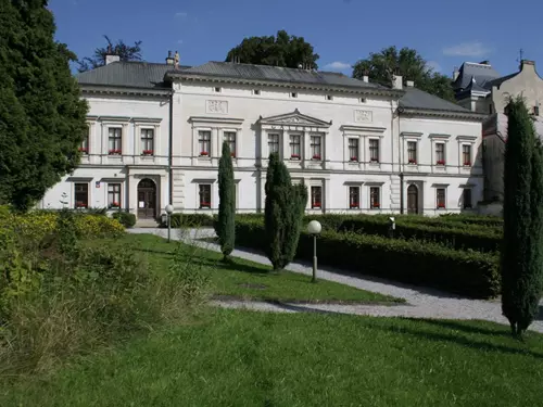 Palác Liebieg - přední zahrada 